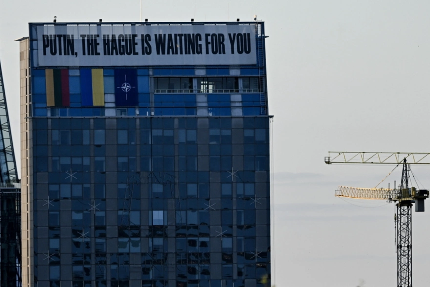 “Putin, Haga ju pret”, pankarta varet në ndërtesën ku po zhvillohet Samiti i NATO-s