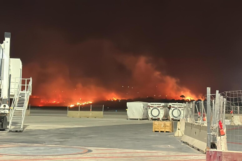 Zjarr në Siçili, mbyllet aeroporti ndërkombëtar në Palermo