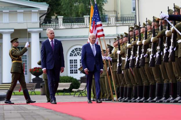 Biden mbërrin në Vilnius, pritet me ceremoni zyrtare