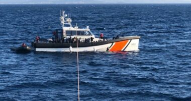 Rrezikuan mbytjen, Shqipëria asiston në shpëtimin e 55 emigrantëve në Egje