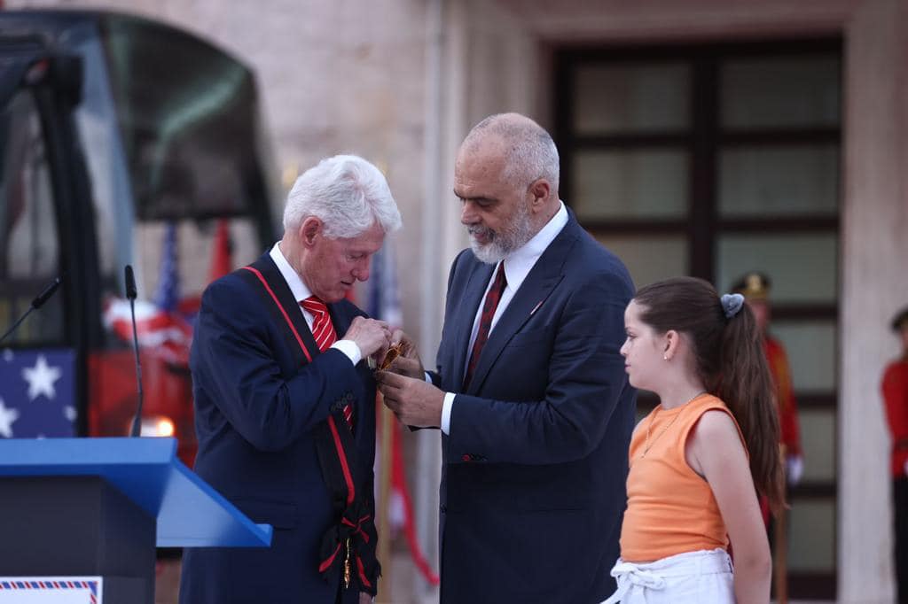 “Zoti të bekoftë”, Rama uron pavarësinë e SHBA me fotot nga ceremonia e pritjes së Bill Clinton