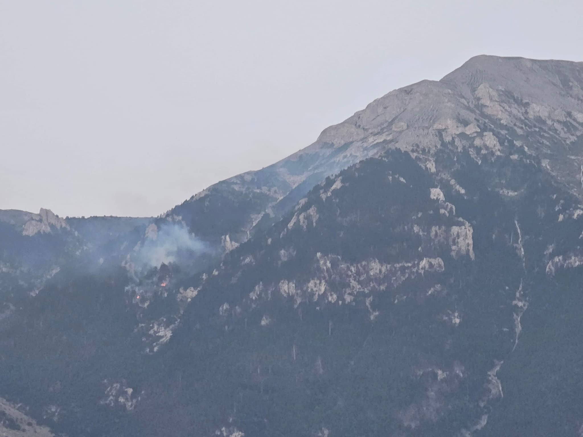 Prej 10 orësh në “luftë” më flakët, izolohet vatra e zjarrit në malin e Gjallicës në Kukës