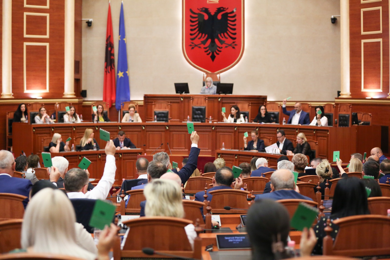 Miratohet kanabisi mjekësor/ Votohet edhe ligji për mjekët e rinj, do punojnë 5 vite pas studimeve në Shqipëri