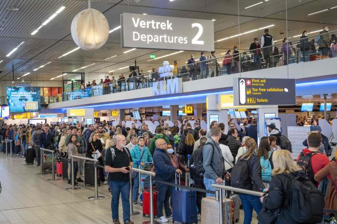 Anulohen qindra fluturime në Amsterdam për shkak të motit të keq