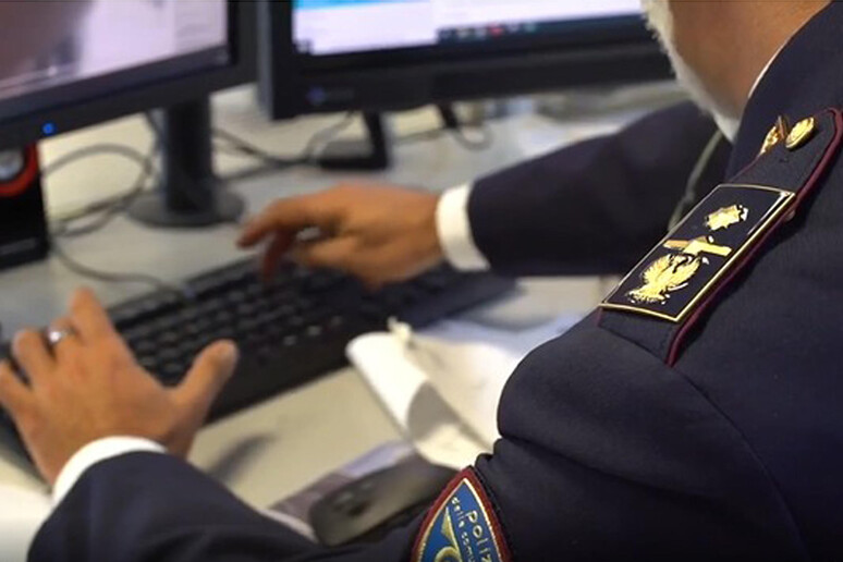 Mashtrim me tregtimin online, shpërbëhet organizata kriminale shqiptare, disa urdhër arreste në Tiranë