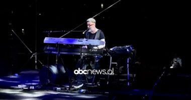 Sanremo në Vlorë, këngëtarët italianë koncert në qytetin bregdetar