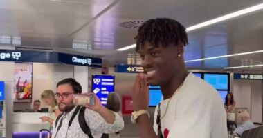 VIDEO/ Bisseck në Milano për të firmosur: Jam i lumtur që erdha tek Inter