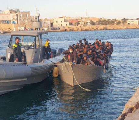 Në kërkim të një jete më të mirë, 436 emigrantë mbërritën në Lampedusa, një grua lind në një varkë