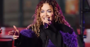 FOTO/ Rita Ora tërheq vëmendjen e të gjithëve në Londër, spikat me stilin e guximshëm