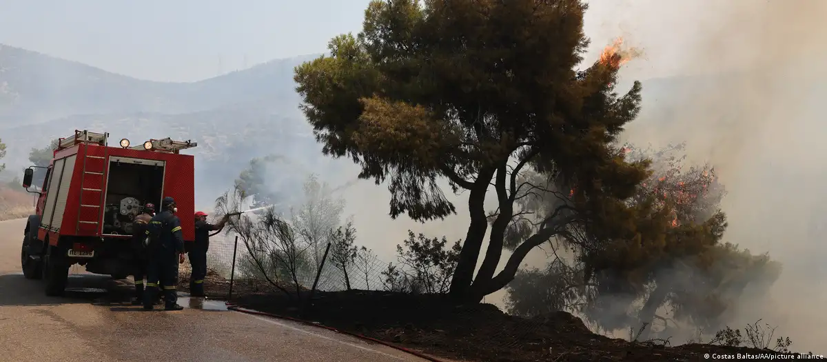 I nxehti ekstrem në Greqi/ Pyjet në zjarr, meteorologët paralajmërojnë: Situata mund të përkeqësohet