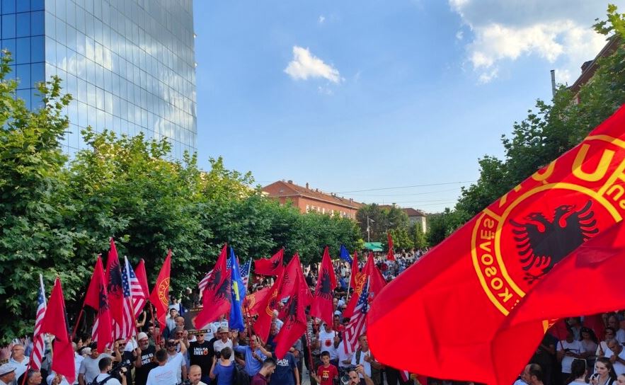 Mbyllet protesta kundër Albin Kurtit, asnjë incident/ Veteranët: Tubimet do të vazhdojnë