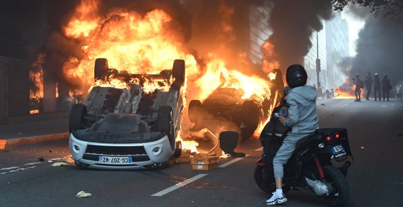 Bie nga çatia e një ndërtese gjatë trazirave, humb jetën 19-vjeçari në Francë