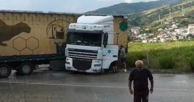 VIDEO/ Trajleri del nga rruga në Librazhd, shkak moti i keq