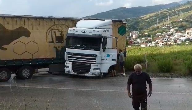 VIDEO/ Trajleri del nga rruga në Librazhd, shkak moti i keq