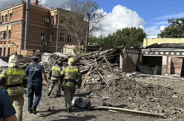 Luftime të ashpra në verilindje të Ukrainës, forcat ruse godasin ndërtesën tregtare në Kharkiv