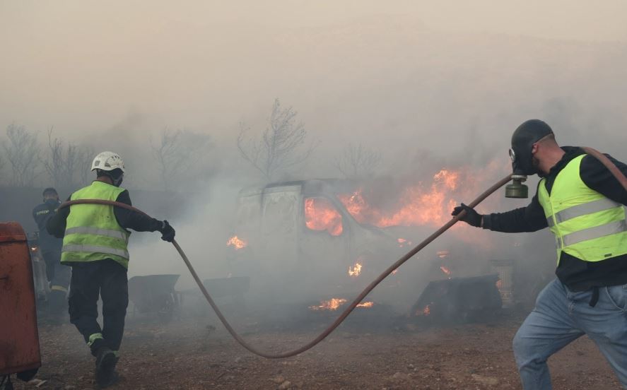 Greqia nën pushtimin e flakëve, plagosen tre zjarrfikës