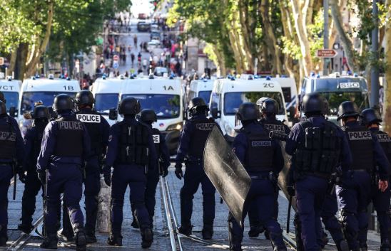 Sulmi ndaj shtëpisë së kryebashkiakut francez/Gruaja theu këmbën pasi u qëllua nga protestuesit