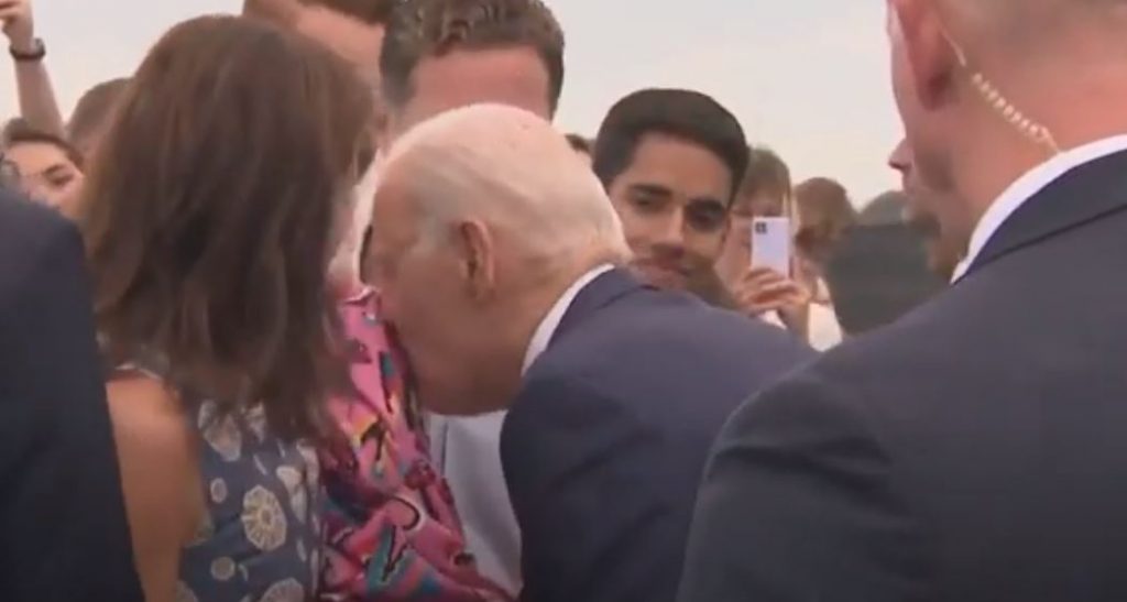 Biden sërish viral/ U përpoq të puthte një vajzë të vogël por e frikësoi, reagime të ashpra në rrjet