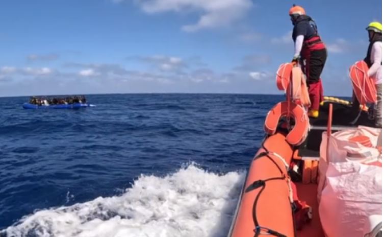 ​”Evropë ose vdekje”/ Emigrantët adoleshentë rrezikojnë të gjitha për të kaluar Mesdheun