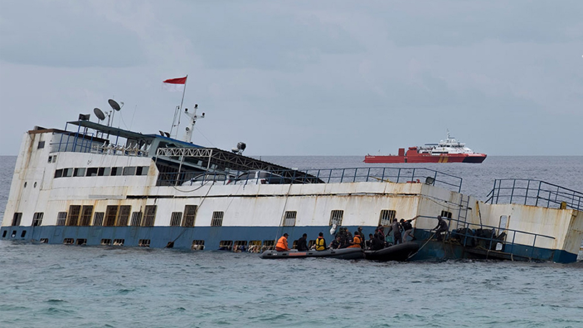 Mbytet anija në Indonezi, humbin jetën 15 persona, zhduken 19 të tjerë