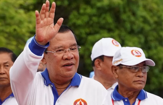 Kryeministri i Kamboxhias dorëhiqet pas katër dekadash, postin ia kalon të birit