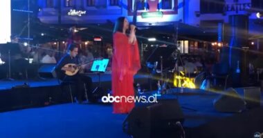 “MIK festival” çel siparin/ Në natën e parë këndoi artistja greke, Kaliopi Vetta