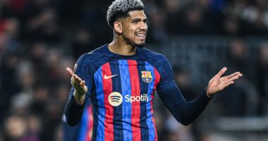 Barcelona në “alarm”, dy klube të Premier League pas Araujo