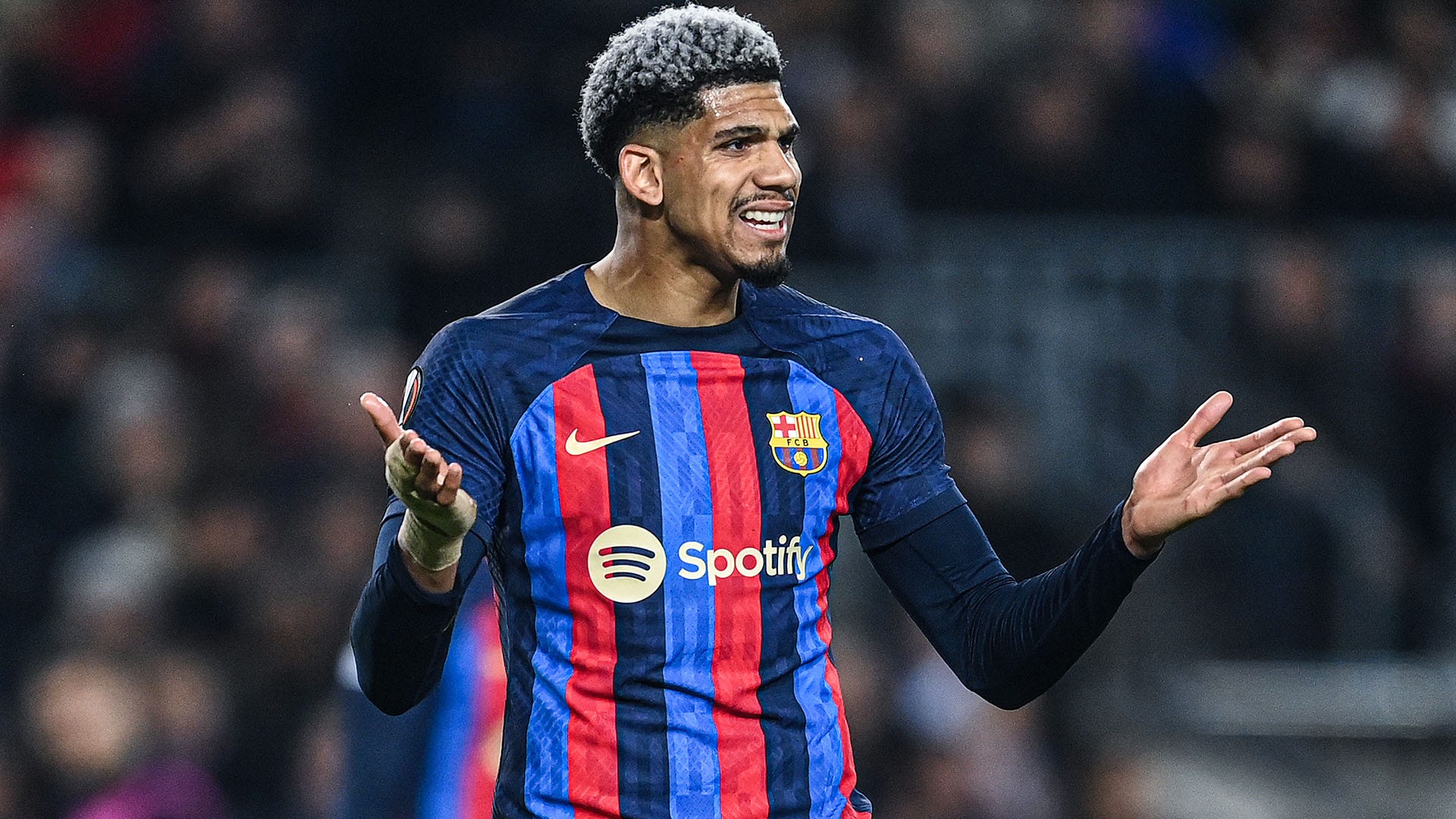 Barcelona në “alarm”, dy klube të Premier League pas Araujo