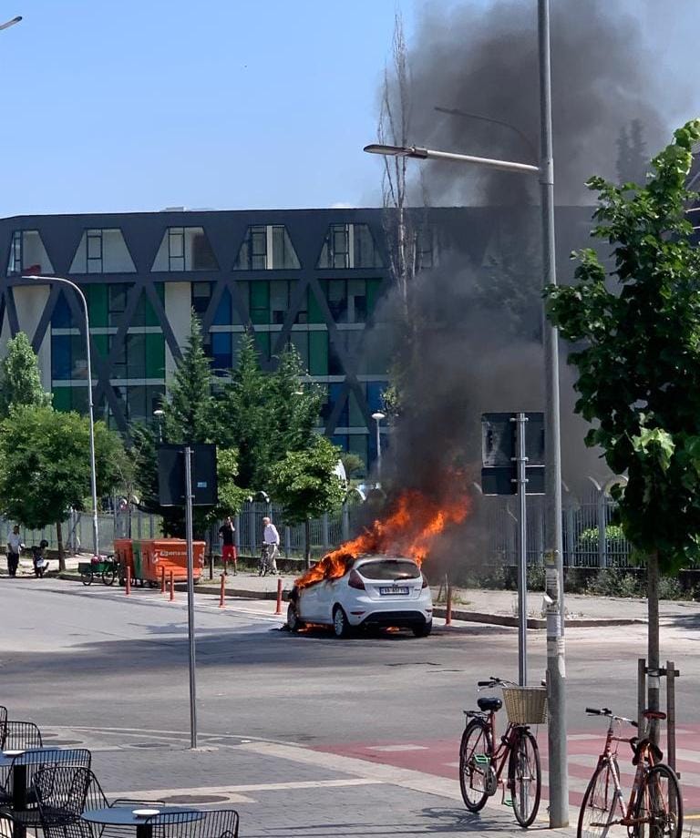 Video/ Merr flakë automjeti në Tiranë, dyshimet e para