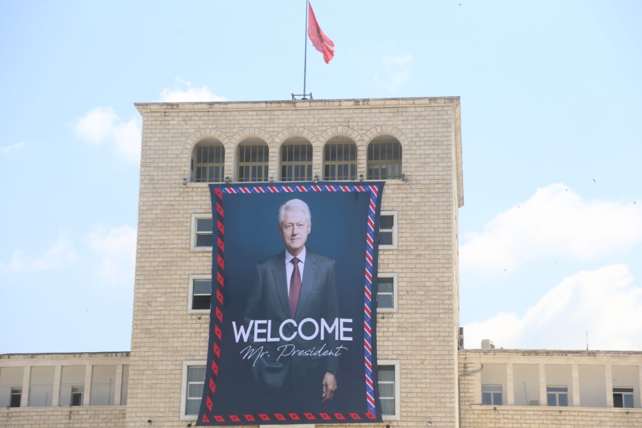 Clinton, Berisha i paftuar/ Ftesa edhe për PD, por edhe aty të përçarë. Ftesë dhe për Kurtin?