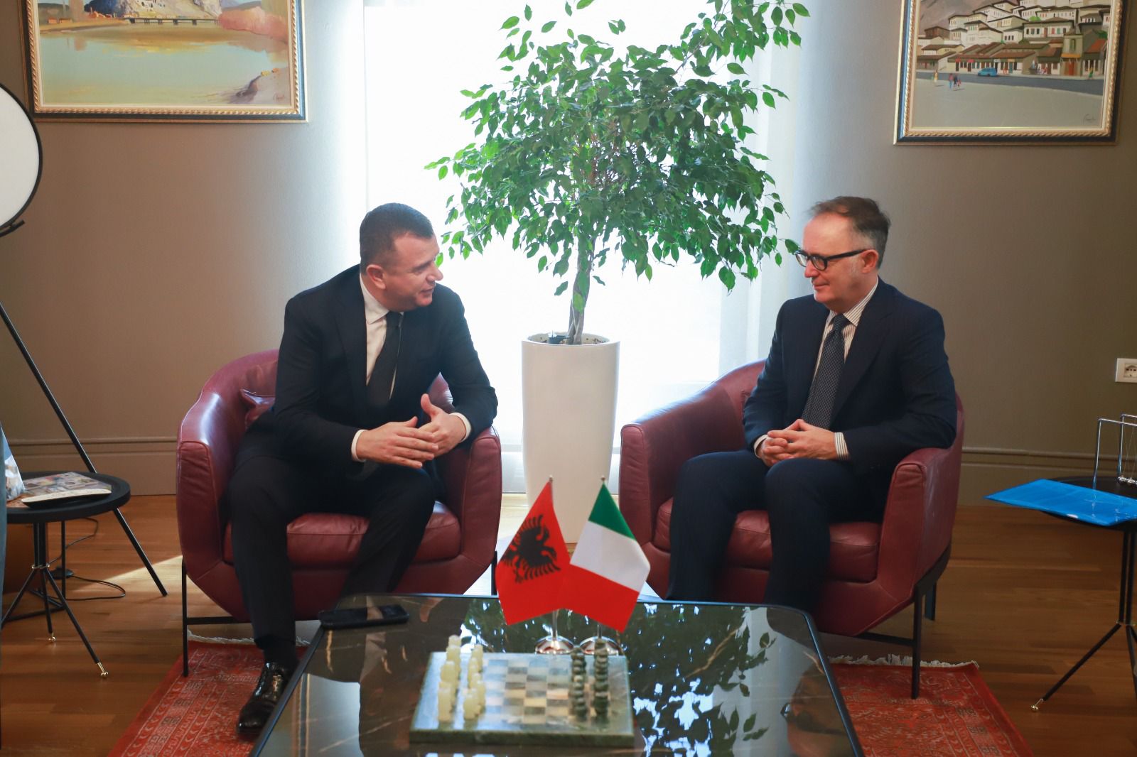 Balla takohet me ambasadorin italian: Bashkëpunim të ngushtë dhe strategjik me strukturat ligjzbatuese italiane