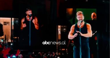 “Kjo është hera e parë që vij në Tiranë, por nuk do të jetë e fundit”, Ricky Martin “elektrizon” skenën ende pa nisur të këndojë