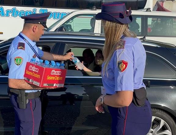 Temperaturat ekstreme/ Policia në Morinë i vjen në ndihmë udhëtarëve duke shpërndarë ujë