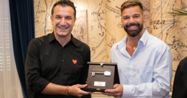 Veliaj pret këngëtarin e famshëm Ricky Martin, i jep Çelësin e Qytetit: Krenar që këngëtarë kaq të mëdhenj vlerësojnë Tiranën