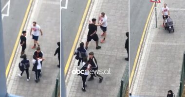 Pamje të rënda/ Po ecte me foshnjën në karrocë, babai kërcënohet me thikë nga 5 të rinj