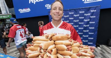 VIDEO/ Hëngri 62 hot dog në 10 minuta, burri tregon se si u ndje më pas