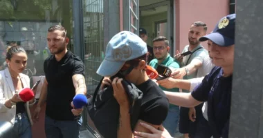 “Dua të punoj, të mbaj fëmijën”/ Alma Kaçi kërkon ndryshimin e masës