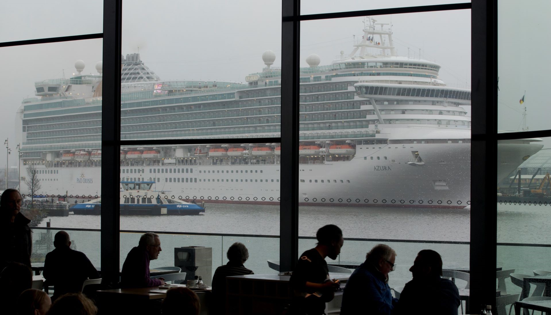 Amsterdami bllokon anijet turistike për të parandaluar fluksin e turizmit