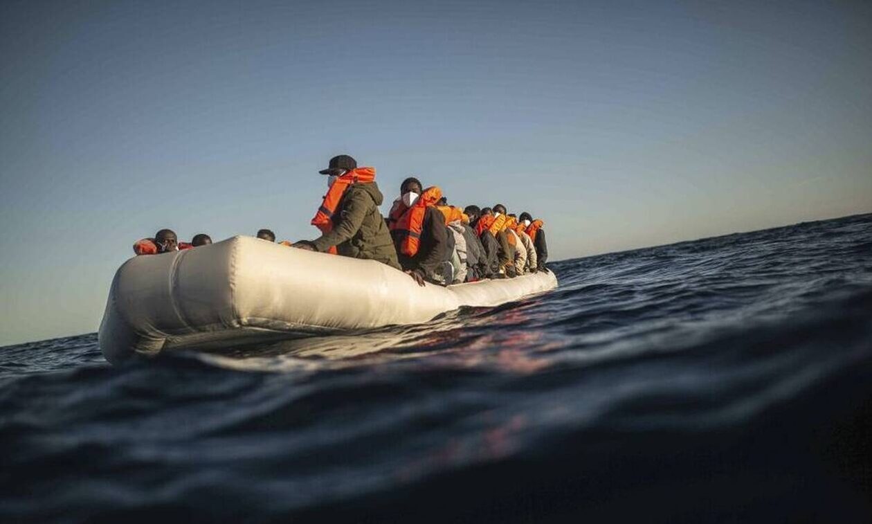 Britania po planifikon një marrëveshje me Italinë për të reduktuar emigrantët që kalojnë Mesdheun