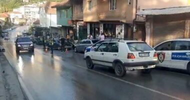 “Benzi” merr para makinat e parkuara në Dibër, dy të lënduar: Shkak shpejtësia tej normave të lejuara