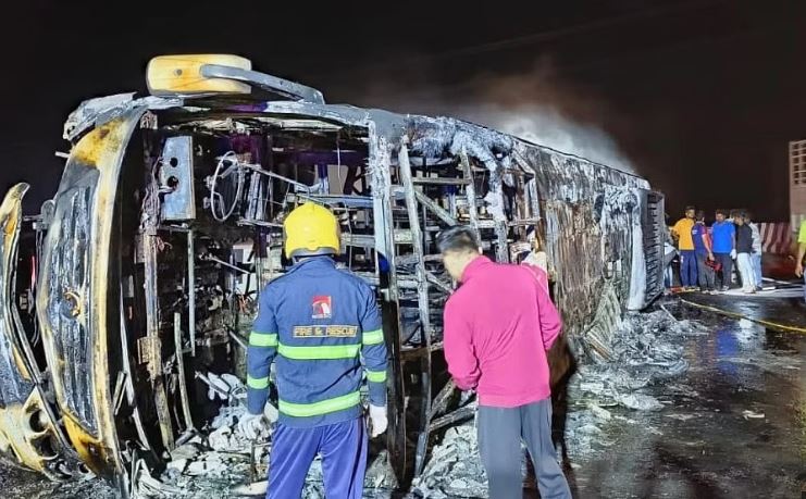 Autobusi del nga rruga dhe merr flakë, të paktën 25 të vdekur në Indi