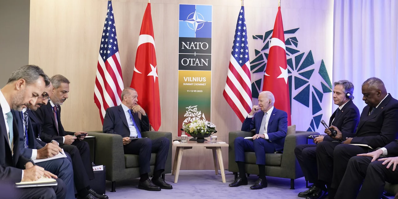 Gazetari amerikan: Biden i premtoi Erdogan 13 miliardë dollarë për të hequr veton për Suedinë