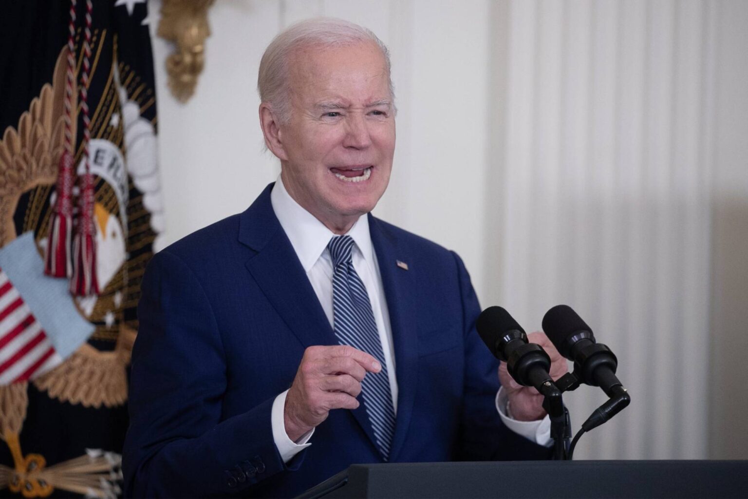 Biden mbron vendimin për furnizimin e Ukrainës me bomba thërrmuese