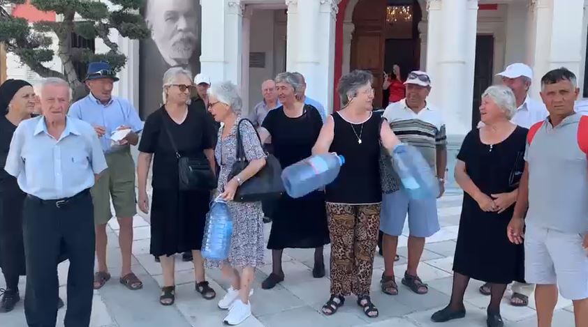 Me bidona bosh në duar, banorët e fshatit Nartë protestojnë për ujin e pijshëm para bashkisë Vlorë