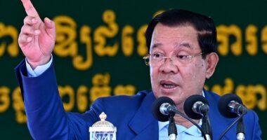 Lideri i Kamboxhias jep dorëheqje pas katër dekadave, ia kalon postin djalit të tij