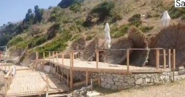 Sekuestrohen 20 çadra dhe 40 shezlongë te “Pasqyrat” në Sarandë, procedohet pronari