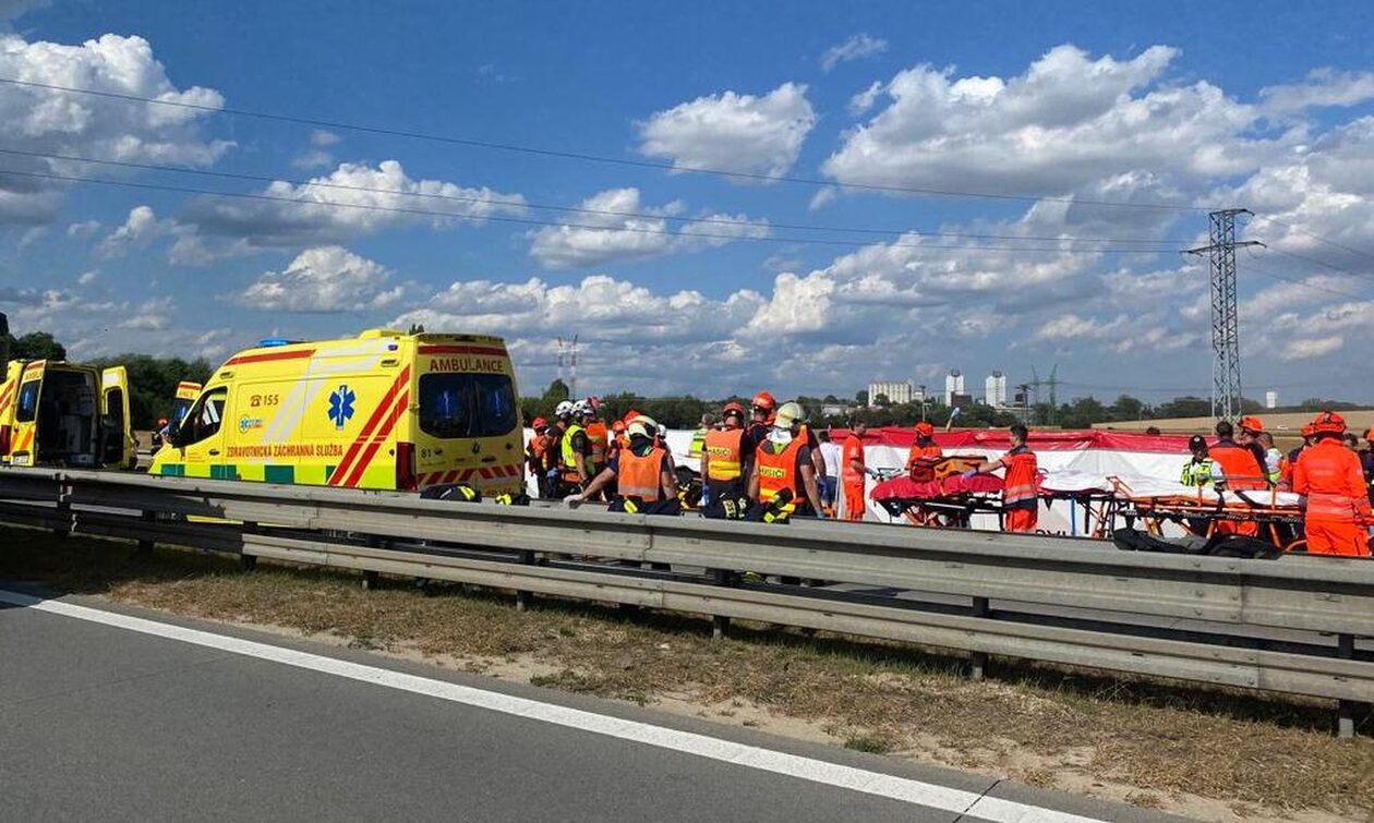 Përplasen dy autobusë në Çeki, një i vdekur dhe 50 të plagosur