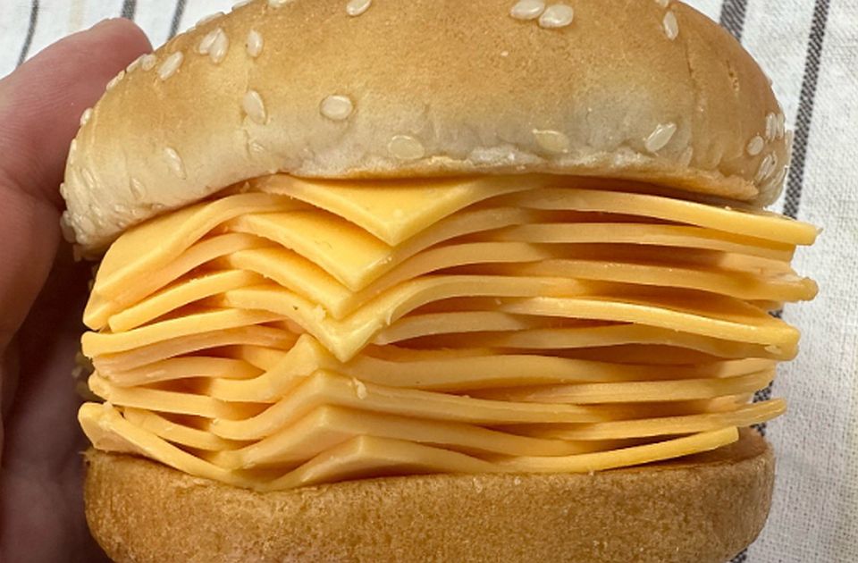  Pse të gjithë po flasin për këtë “cheeseburger” vetëm me 20 feta djathë?