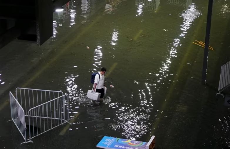 Tajfuni Doksuri godet Kinën me erëra të forta dhe shi