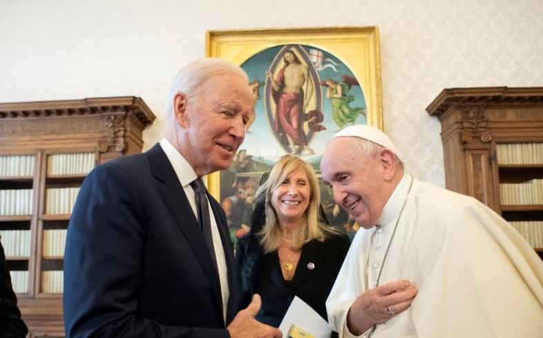 Biden dhe i dërguari i Vatikanit takohen për të diskutuar luftën në Ukrainë